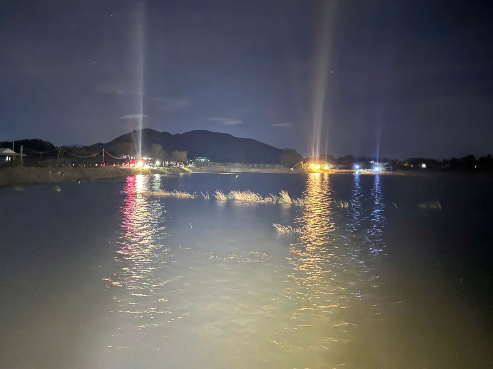 Tìm kiếm hai người mất tích khi tắm ở khu vực đê Cà Giang